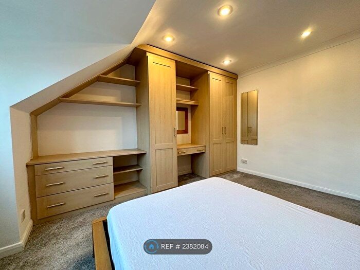 2 Bedroom Flat To Rent In Alwoodley, Leeds, LS17