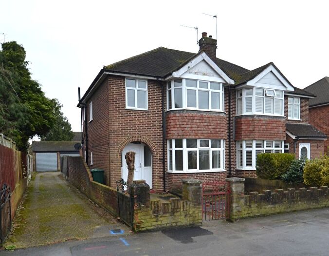 3 Bedroom Semi-Detached House To Rent In Commercial Road, Staines, TW18