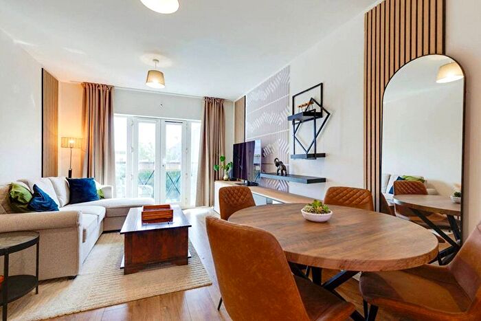 2 Bedroom Flat For Sale In Flack End, Cambridge, Cambridgeshire, CB4