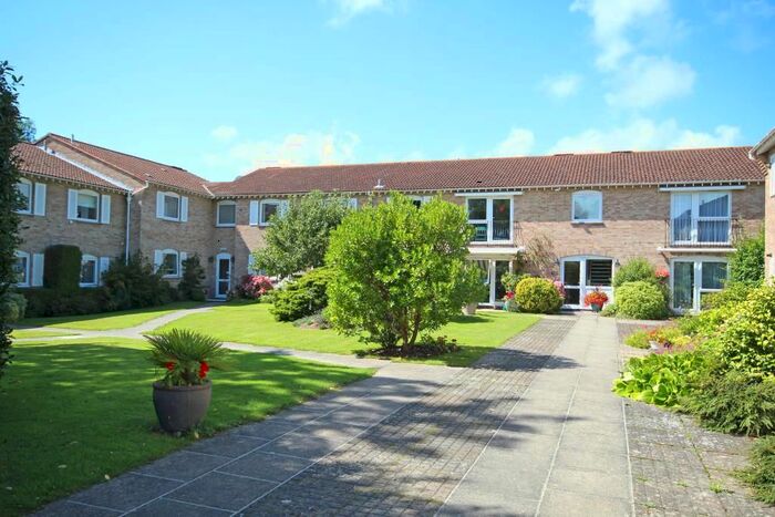 3 Bedroom Flat To Rent In Lymington, Hampshire, SO41