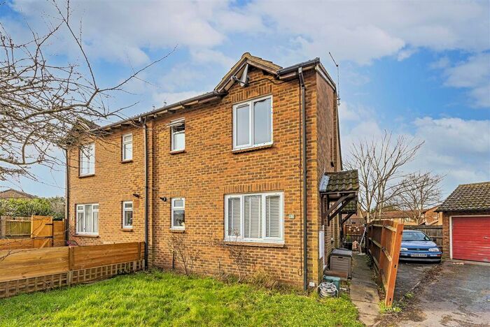 1 Bedroom Property To Rent In Gale Close, Hampton, TW12