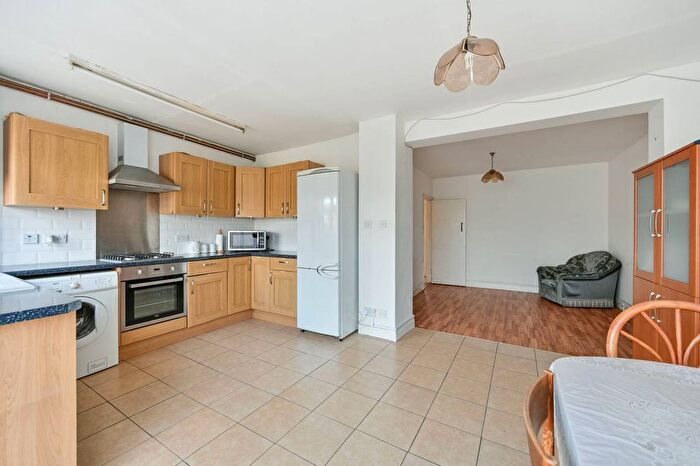 3 Bedroom Semi-detached House For Sale In Beavers Lane, Hounslow, TW4