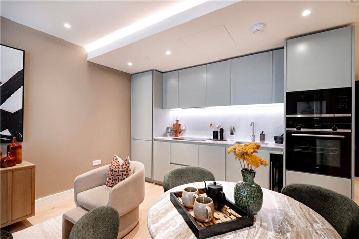 2 Bedroom Flat For Sale In South Quay Plaza, Canary Wharf, E14