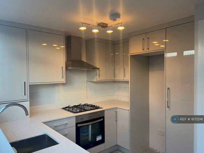 4 Bedroom End Of Terrace House To Rent In Hanbury Close, Burnham, Slough, SL1