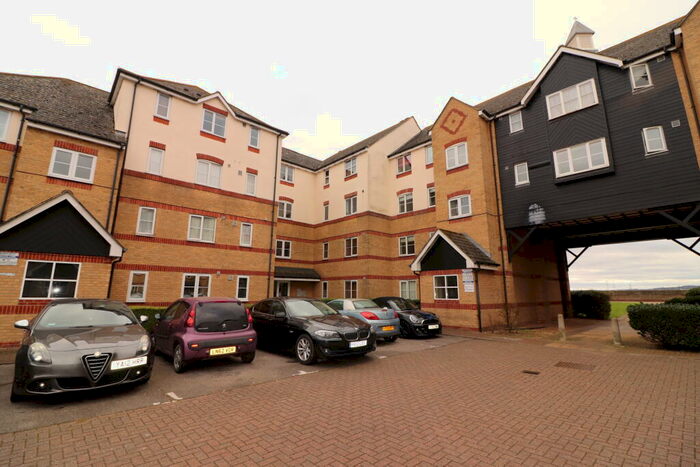 Flat To Rent In Lewes Close, Grays, RM17