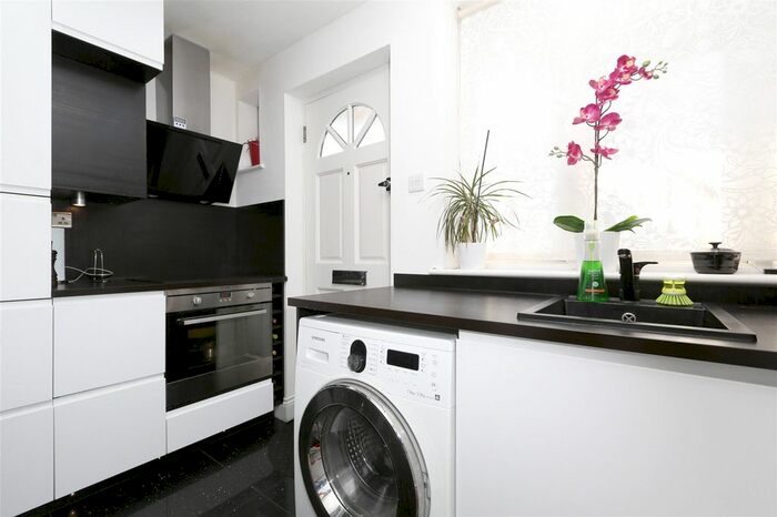 2 Bedroom Flat To Rent In High Road, East Finchley, London, N2