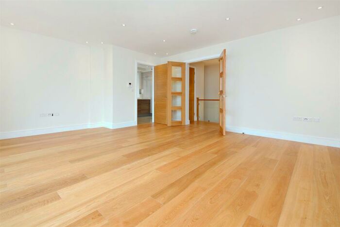 2 Bedroom Apartment To Rent In Beechcroft Avenue, Golders Green, NW11