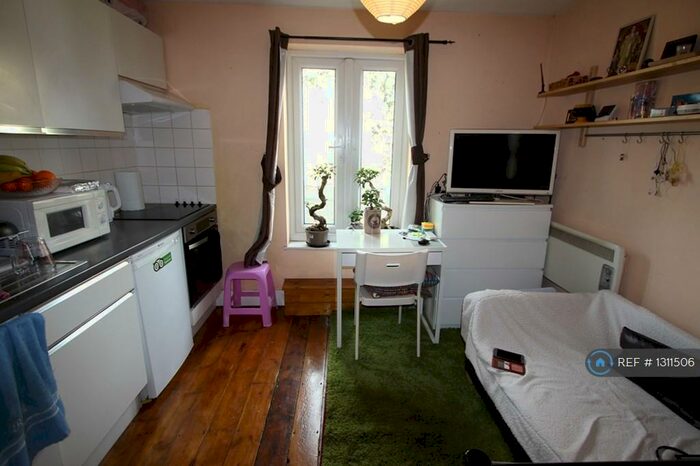Studio To Rent In Mountfield Road, London, N3