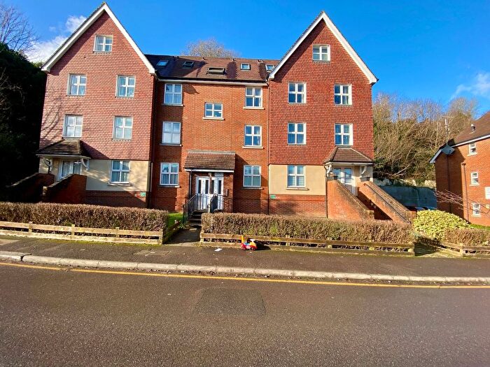 2 Bedroom Flat To Rent In Garlands Road, Redhill, RH1