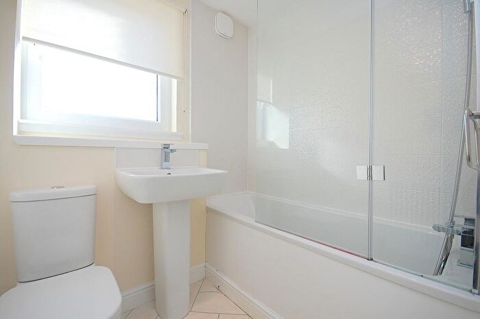 2 Bedroom Flat To Rent In Willowbank Grove, Bonhill, Alexandria, G83