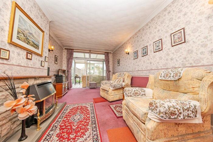 3 Bedroom Semi Detached House For Sale In Beechcroft Road, Ipswich, IP1