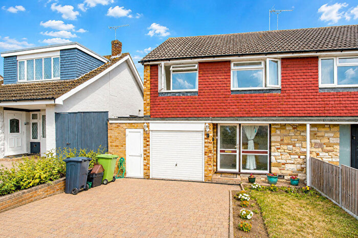 3 Bedroom Semi-Detached House For Sale In Beaumont View, Cheshunt, EN7