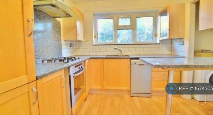 2 Bedroom Maisonette To Rent In Hawthorne Crescent, Slough, SL1