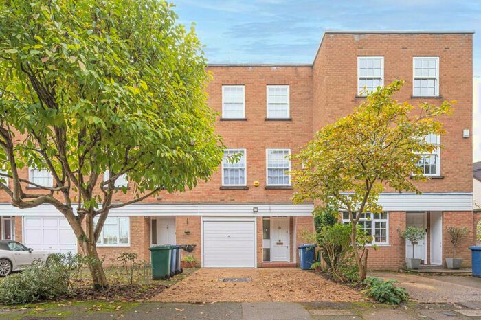 4 Bedroom House To Rent In Charnwood Place, Whetstone, London, N20