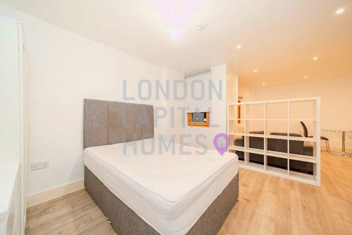 Studio To Rent In Salcombe Court St. Ives Place London, E14