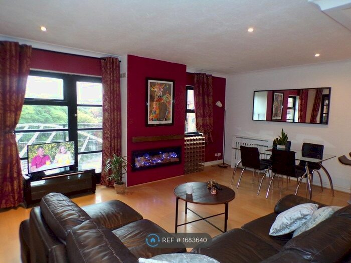 2 Bedroom Flat To Rent In Ship Canal House, Manchester, M15