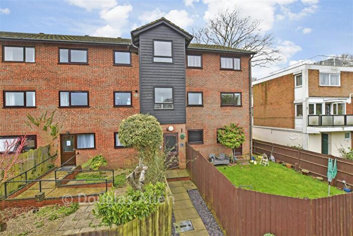 2 Bedroom Flat For Sale In Broomwood Gardens, Pilgrims Hatch, Brentwood, Essex, CM15