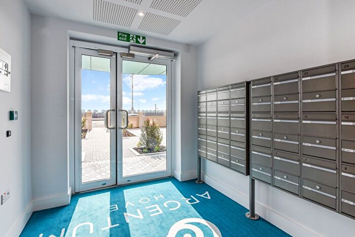2 Bedroom Flat For Sale In Kingsway, Hove, BN3