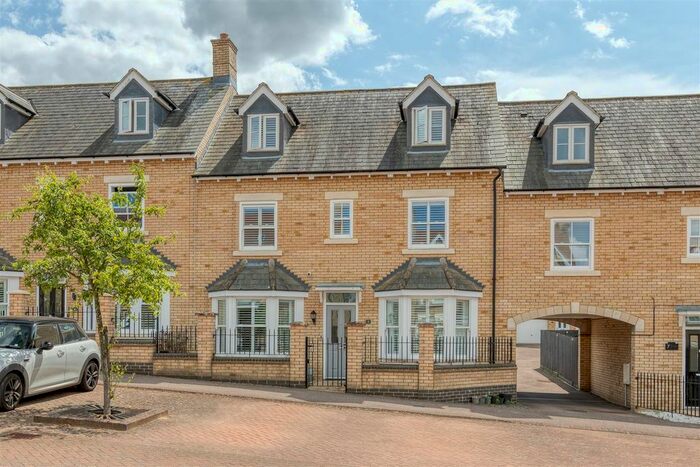 4 Bedroom Town House To Rent In Livingstone Way, Fairfield, SG5