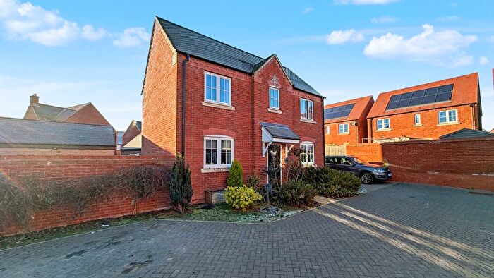 3 Bedroom Detached House For Sale In Whitcliffe Close, Kingsmere, Bicester, OX26
