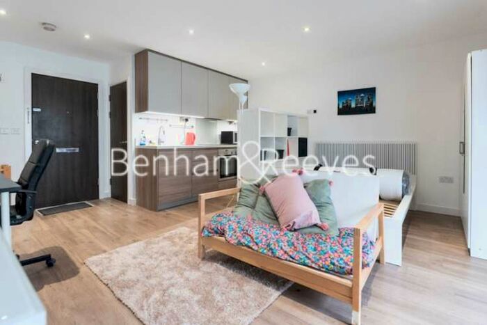 Flat To Rent In Boulevard Drive, Colindale, NW9