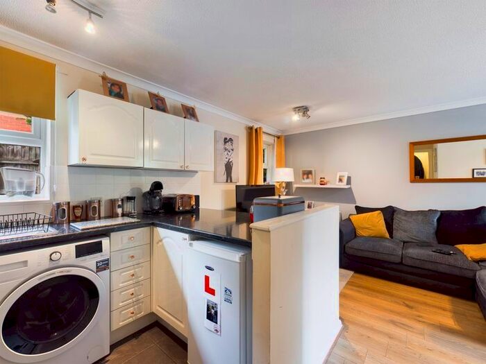 1 Bedroom Flat For Sale In Stonebridge Close, Aqueduct, Telford, Shropshire., TF4