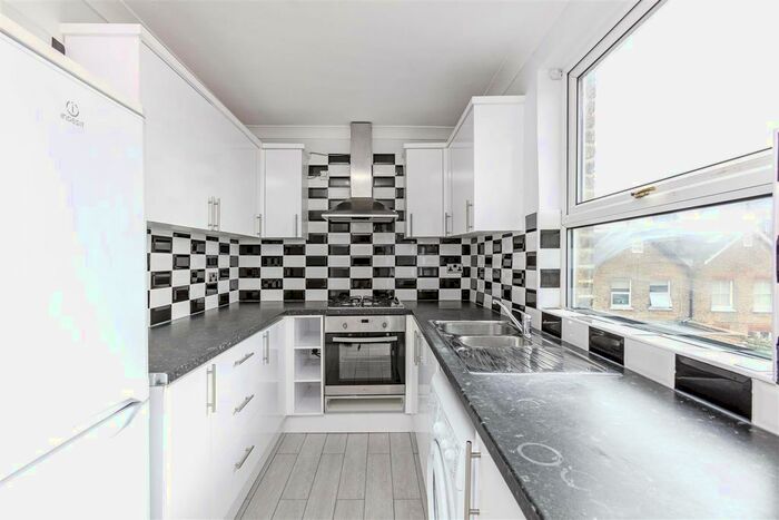 3 Bedroom Flat To Rent In Upper Richmond Road West, East Sheen, SW14