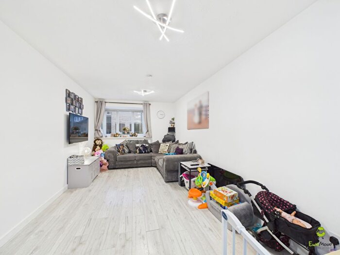 1 Bedroom Flat For Sale In Cook Square, Erith, Kent, DA8