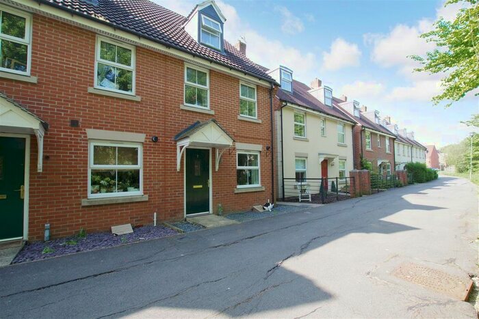 3 Bedroom Town House To Rent In Lavina Walk, Taw Hill, Swindon SN25