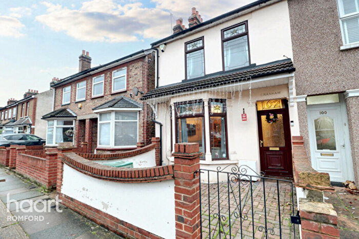 3 Bedroom Semi Detached House For Sale In Park Lane, Hornchurch, RM11