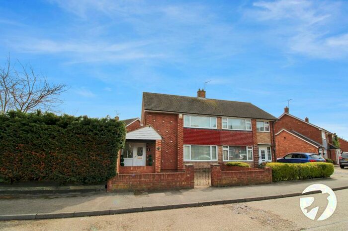 3 Bedroom Semi-Detached House To Rent In Hopewell Drive, Riverview Park, Gravesend, DA12