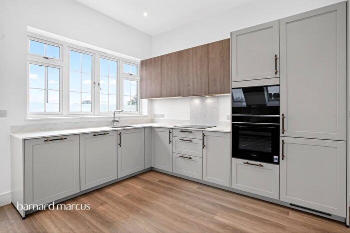 2 Bedroom Apartment For Sale In Chase Side, London, N14