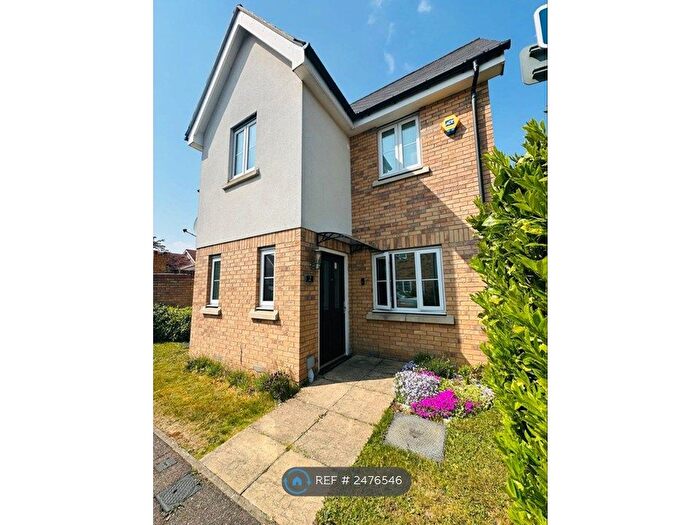 3 Bedroom Semi-Detached House To Rent In Markhams Close, Laindon, SS15