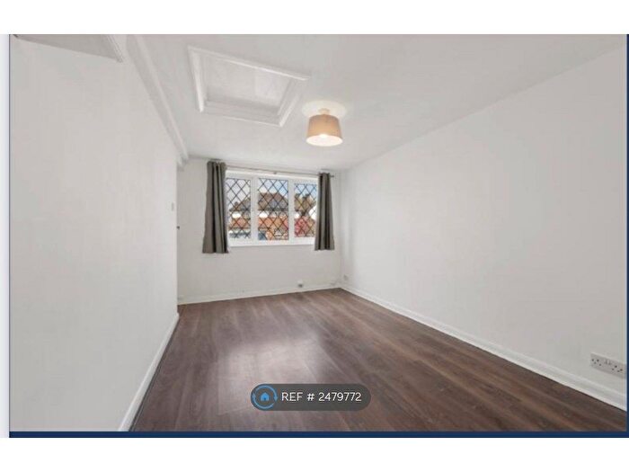 Studio To Rent In Oaks Avenue, Worcester Park, KT4