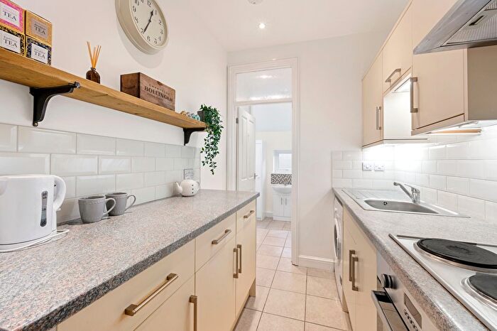 1 Bedroom Flat For Sale In Kingston Road, Raynes Park, SW20