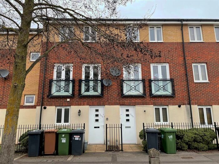3 Bedroom Town House To Rent In Eagle Way, Hampton Centre, Peterborough PE7