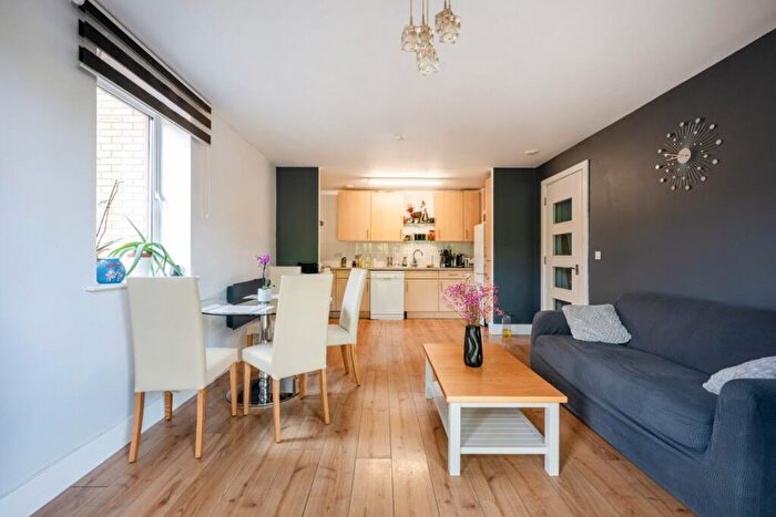 2 Bedroom Apartment To Rent In Millgate, High Wycombe, HP11