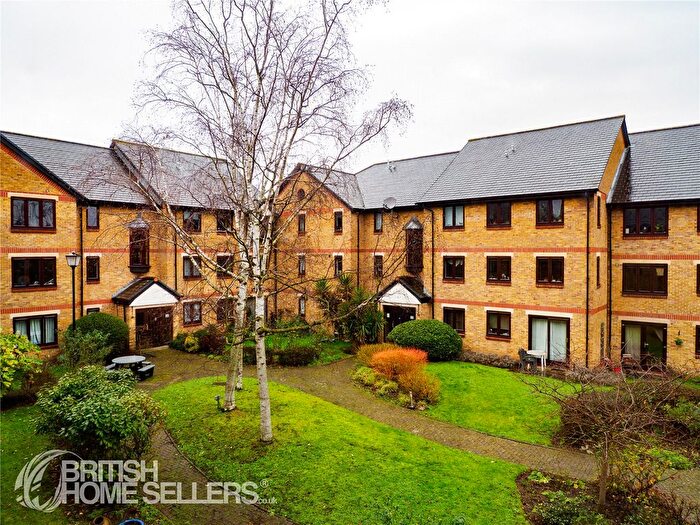 1 Bedroom Flat For Sale In Riverside Close, London, E5