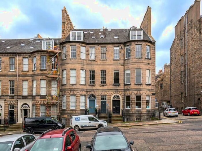 4 Bedroom Flat To Rent In North Castle Street, City Centre, Edinburgh, EH2