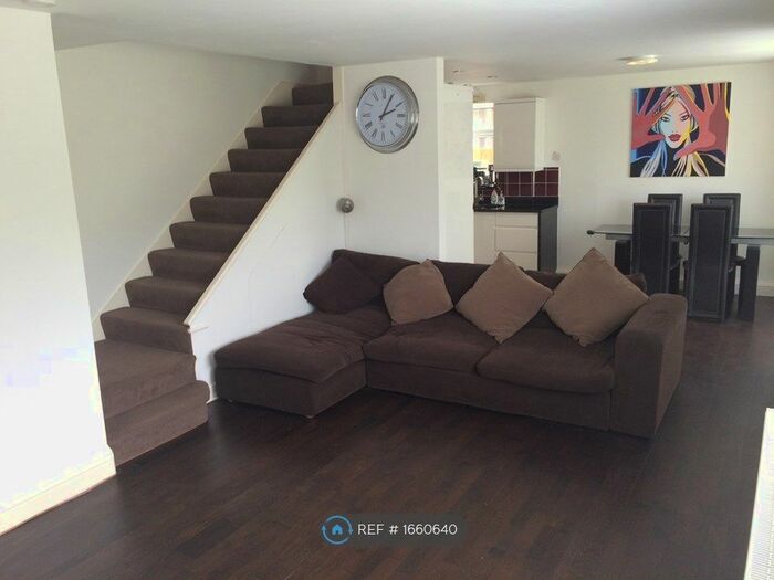 2 Bedroom Flat To Rent In Regency Court, Teddington, TW11