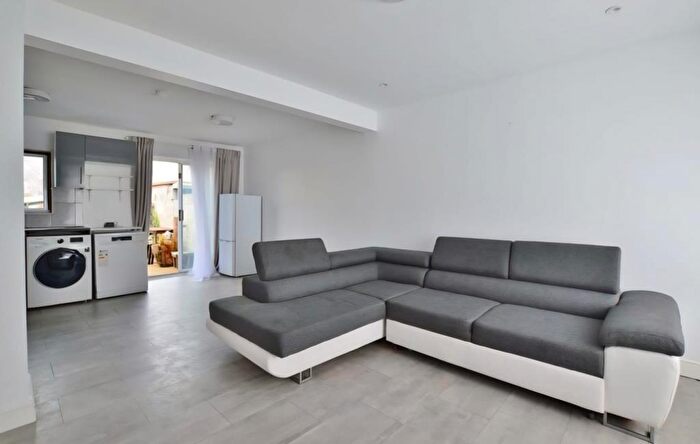 2 Bedroom Semi Detached House To Rent In Slough, Berkshire, SL1