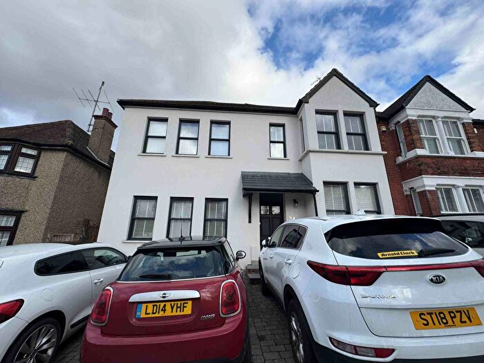 2 Bedroom Flat To Rent In Hillside Road, Bushey, WD23