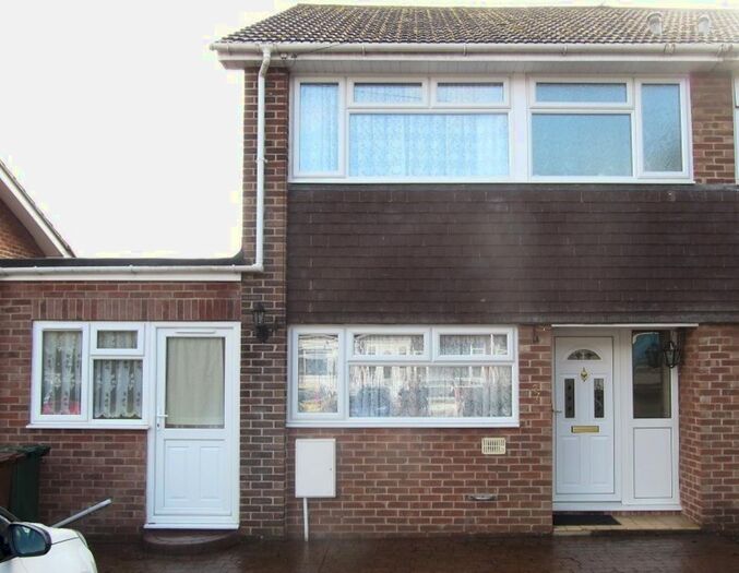 4 Bedroom Semi-Detached House To Rent In Morris Drive, Banbury, OX16