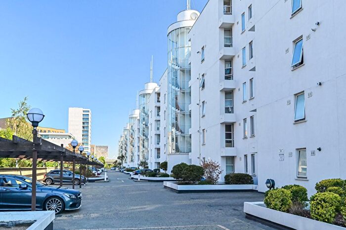 2 Bedroom Flat For Sale In Barrier Point Road, Silvertown, London, E16