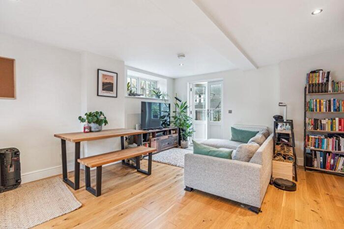 1 Bedroom Flat For Sale In High Street, Great Missenden, HP16
