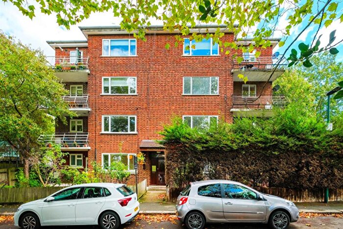 2 Bedroom Flat For Sale In Nightingale Lane, Wanstead, E11