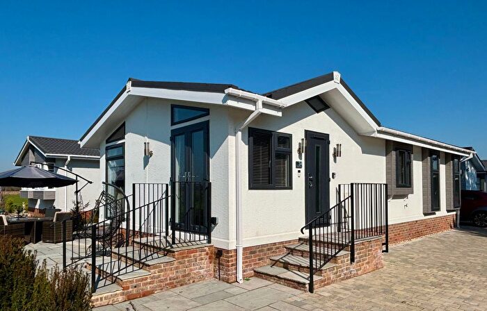 2 Bedroom Park Home For Sale In Barataria Park, Woking, GU23