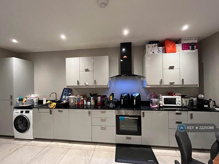 3 Bedroom Flat To Rent In Trafalgar House, Leeds, LS1