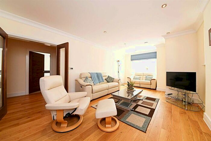 2 Bedroom Flat To Rent In Nether Street, London, N12