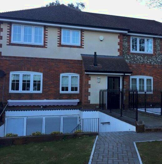 2 Bedroom Flat To Rent In North Street, Winkfield, Windsor, Berkshire, SL4